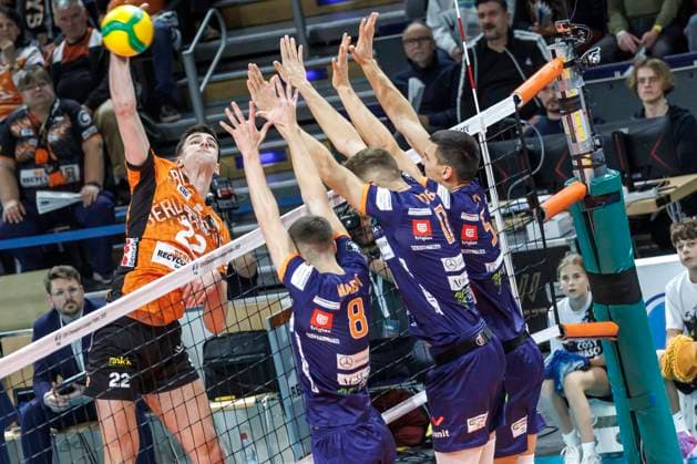 12 11 24, Berlin, Volleyball CEV Champions League, Men, Matchday 1, BR Volleys vs ACH Volley Ljubljana, Max Schmeling Halle Berlins Jake Hanes plays the ball over the net BR Volleys ACH Volley Ljubljana