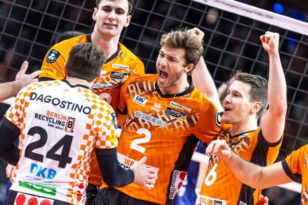 12 11 24, Berlin, Volleyball CEV Champions League, Men, Matchday 1, BR Volleys vs ACH Volley Ljubljana, Max Schmeling Halle Berlins Matthew Knigge and Berlins Johannes Tille are happy about the point earned BR Volleys ACH Volley Ljubljana