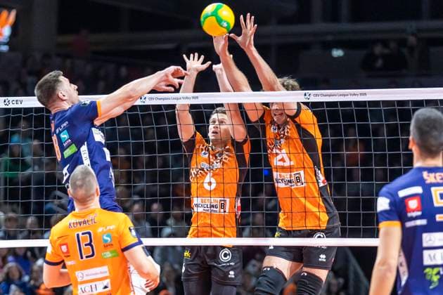 12 11 24, Berlin, Volleyball CEV Champions League, Men, Matchday 1, BR Volleys vs ACH Volley Ljubljana, Max Schmeling Halle Berlins Johannes Tille and Berlins Tobias Krick block the ball BR Volleys ACH Volley Ljubljana