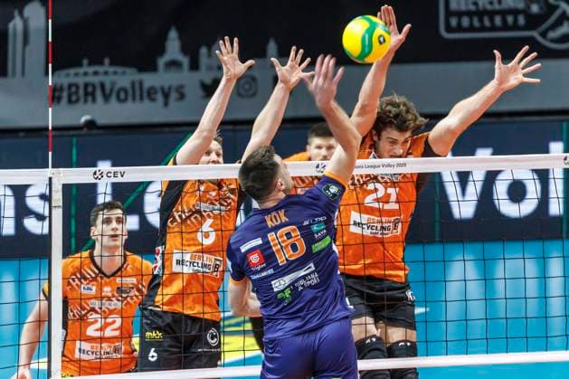 12 11 24, Berlin, Volleyball CEV Champions League, Men, Matchday 1, BR Volleys vs ACH Volley Ljubljana, Max Schmeling Halle Berlins Johannes Tille and Berlins Tobias Krick block the ball BR Volleys ACH Volley Ljubljana