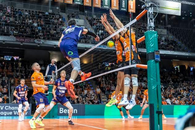 12 11 24, Berlin, Volleyball CEV Champions League, Men, Matchday 1, BR Volleys vs ACH Volley Ljubljana, Max Schmeling Halle Berlins Moritz Reichert blocks the ball BR Volleys ACH Volley Ljubljana