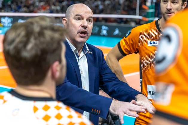 12 11 24, Berlin, Volleyball CEV Champions League, Men, Matchday 1, BR Volleys vs ACH Volley Ljubljana, Max Schmeling Halle Coach Joel Banks of the Berlin Volleys discusses with his team BR Volleys ACH Volley Ljubljana