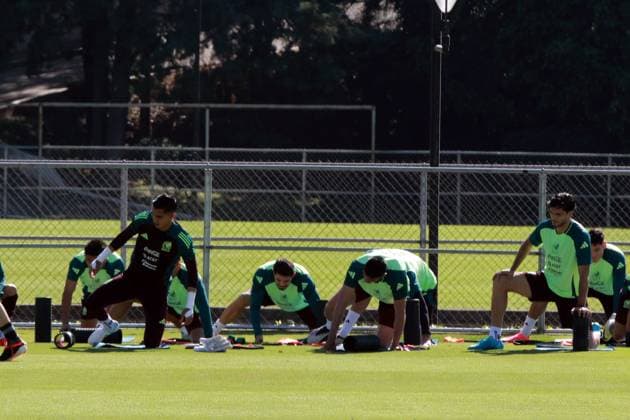 Mexico national team, Nationalteam Training Players of the Mexican national soccer team perform warm-up exercises during a training session before their Concacaf Nations League match against the Honduras national team at the High Performance Center in Mexico City, Mexico, on November 12, 2024. MÃ xico City Mexico  Copyright: xJosexLuisxToralesx originalFilename:torales-notitle241112_np6aF.jpg