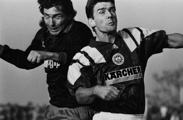 Archivbilder der Woche SPORT KW46 CFC vs Tennis Borussia Berlin 31.10.1993, Chemnitz, Fußball, 14. Spieltag - 2. Bundesliga - Saison 1993 1994 Sonntag, 31. Oktober 1993, 15:00 Uhr Sportforum, Chemnitz Zuschauer: 3.165 Schiedsrichter: Kemmling Links Silvio Meissner *** CFC vs Tennis Borussia Berlin 31 10 1993, Chemnitz, Sport, Soccer, 14 Matchday 2 Bundesliga Season 1993 1994 Sunday, October 31, 1993, 3 p.m. Sportforum, Chemnitz Spectators 3 165 Referee Kemmling Links Silvio Meissner
