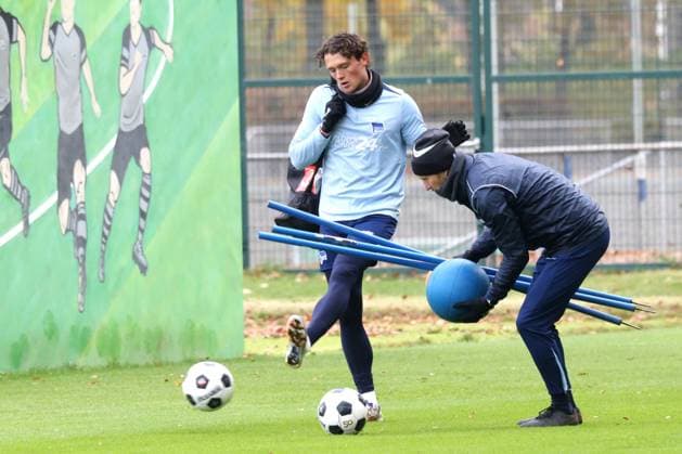 DEU, DFL, 2 FBL Hertha BSC, Training, 13 11 2024, Sportforum, Berlin, DEU, DFL, 2 FBL Hertha BSC, Training, im Bild Fabian Reese Hertha BSC Berlin 11 , Fitnessstrainer Hendrik Vieth Hertha BSC DFL regulations prohibit any use of Photographs as image sequences and or quasi video Foto Juergen Engler nordphoto GmbH nordphotoxGmbHx xEngler nph00076