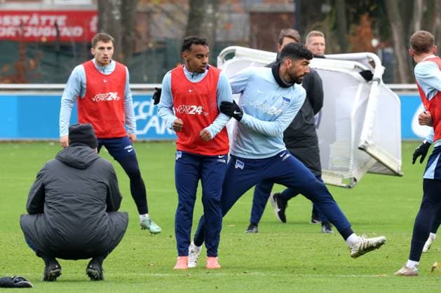 DEU, DFL, 2 FBL Hertha BSC, Training, 13 11 2024, Sportforum, Berlin, DEU, DFL, 2 FBL Hertha BSC, Training, in the picture Bilal Hussein Hertha BSC Berlin 14 , Andreas Bouchalakis Hertha BSC Berlin 5 , Head coach Cristian Fiel Hertha BSC Berlin DFL regulations prohibit any use of Photographs as image sequences and or quasi video Foto Juergen Engler nordphoto GmbH nordphotoxGmbHx xEngler nph00076