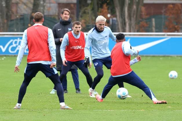 DEU, DFL, 2 FBL Hertha BSC, Training, 13 11 2024, Sportforum, Berlin, DEU, DFL, 2 FBL Hertha BSC, Training, in the picture Marten Winkler Hertha BSC Berlin 22 , Jonjoe Kenny Hertha BSC Berlin 16 , Michael Cuisance Hertha BSC Berlin 27 , Bilal Hussein Hertha BSC Berlin 14 DFL regulations prohibit any use of Photographs as image sequences and or quasi video Foto Juergen Engler nordphoto GmbH nordphotoxGmbHx xEngler nph00076