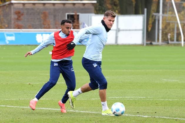 DEU, DFL, 2 FBL Hertha BSC, Training, 13 11 2024, Sportforum, Berlin, DEU, DFL, 2 FBL Hertha BSC, Training, in the picture Florian Niederlechner Hertha BSC Berlin 7 , Bilal Hussein Hertha BSC Berlin 14 DFL regulations prohibit any use of Photographs as image sequences and or quasi video Foto Juergen Engler nordphoto GmbH nordphotoxGmbHx xEngler nph00076