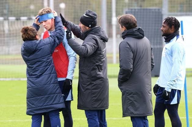 DEU, DFL, 2 FBL Hertha BSC, training, 13 11 2024, Sportforum, Berlin, DEU, DFL, 2 FBL Hertha BSC, training, in the picture Luca Schuler Hertha BSC Berlin 18 , injured ear, physiotherapist Anne Kaube Hertha BSC , Head coach Cristian Fiel Hertha BSC Berlin , Co coach Jaime Monroy Hertha BSC Berlin , Deyovaisio Zeefuik Hertha BSC Berlin 42 DFL regulations prohibit any use of Photographs as image sequences and or quasi video Foto Juergen Engler nordphoto GmbH nordphotoxGmbHx xEngler nph00076