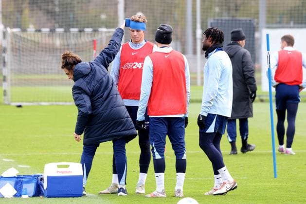 DEU, DFL, 2 FBL Hertha BSC, Training, 13 11 2024, Sportforum, Berlin, DEU, DFL, 2 FBL Hertha BSC, Training, in the picture Luca Schuler Hertha BSC Berlin 18 , injured on the ear, physiotherapist Anne Kaube Hertha BSC , Deyovaisio Zeefuik Hertha BSC Berlin 42 , Palko Dardai Hertha BSC Berlin 20 DFL regulations prohibit any use of Photographs as image sequences and or quasi video Foto Juergen Engler nordphoto GmbH nordphotoxGmbHx xEngler nph00076