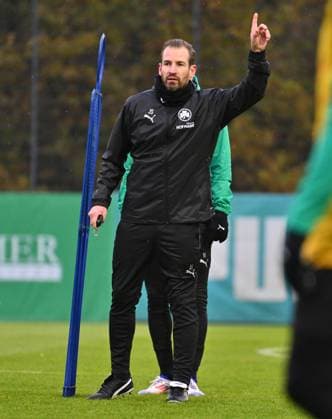 13 11 2024 Soccer 2 Bundesliga Season 2024 2025 SpVgg Greuther Fürth Fuerth Kleeblatt Training xwoxzix Jan Siewert Coach SpVgg Greuther Fürth points upwards