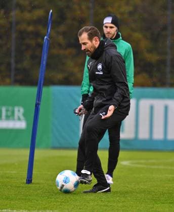13 11 2024 Soccer 2 Bundesliga Season 2024 2025 SpVgg Greuther Fürth Fuerth Kleeblatt Training xwoxzix Jan Siewert Coach SpVgg Greuther Fürth before Branimir Hrgota 10, SpVgg Greuther Fürth