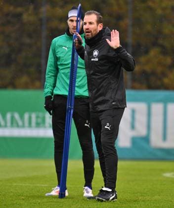 13 11 2024 Soccer 2 Bundesliga Season 2024 2025 SpVgg Greuther Fürth Fuerth Kleeblatt Training xwoxzix Branimir Hrgota 10, SpVgg Greuther Fürth Jan Siewert Coach SpVgg Greuther Fürth