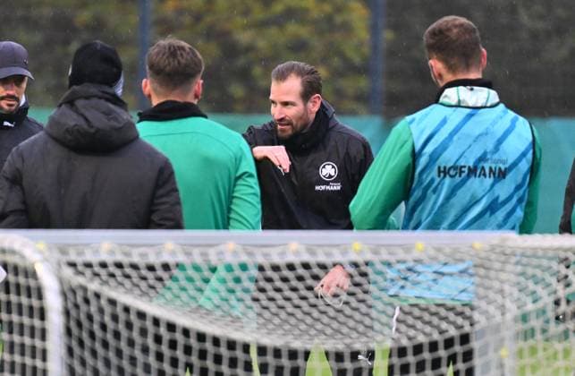13 11 2024 Soccer 2 Bundesliga Season 2024 2025 SpVgg Greuther Fürth Fuerth Kleeblatt Training xwoxzix Jan Siewert Coach SpVgg Greuther Fürth sprih to Team Team