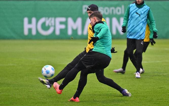 13 11 2024 Soccer 2 Bundesliga Season 2024 2025 SpVgg Greuther Fürth Fuerth Kleeblatt Training xwoxzix Matti Wagner 19, SpVgg Greuther Fürth before Oualid Mhamdi 3, SpVgg Greuther Fürth