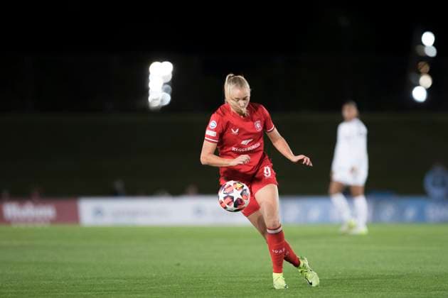 UEFA Women s Champions League - Real Madrid vs FC Twente MADRID, SPAIN -November 13: Ella Peddemors of FC Twente in action during the UEFA Women s Champions League match between Real Madrid and FC Twente at Alfredo Di Stefano stadium in Madrid. (Photo by Guillermo Martinez) Madrid Alfredo Di Stefano Stadium Spain Copyright: xGuillermoxMartinezx