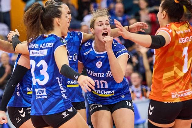 Jolien Knollema MTV Stuttgart, 10 and the team celebrate a point GER, MTV Stuttgart Savino Del Bene SCANDICCI, Volleyball Women, Champions League, Pool E, 4th Round, CLW 61, 13 11 24 GER, MTV Stuttgart Savino Del Bene SCANDICCI, Volleyball Women, Champions League, Pool E, 4th Round, CLW 61, 13 11 24 Stuttgart Copyright: xGeraldxOelze-dexStoppany,xEibner-Pressefoto GeraldxOelze-dexStoppanyx EP-ODS