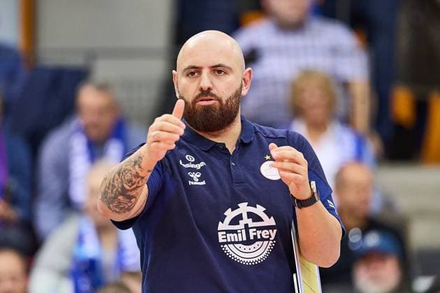 Konstantin Bitter MTV Stuttgart, head coach praises with thumbs up GER, MTV Stuttgart Savino Del Bene SCANDICCI, Volleyball Women, Champions League, Pool E, 4th Round, CLW 61, 13 11 24 GER, MTV Stuttgart Savino Del Bene SCANDICCI, Volleyball Women, Champions League, Pool E, 4th Round, CLW 61, 13 11 24 Stuttgart Copyright: xGeraldxOelze-dexStoppany,xEibner-Pressefoto GeraldxOelze-dexStoppanyx EP-ODS