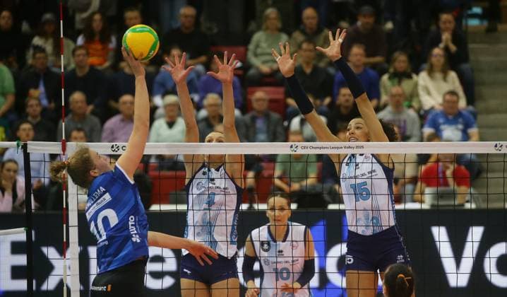 Stuttgart , Volleyball CEV Champions League , Allianz MTV Stuttgart vs Savino Del Bene Scandicci , from left Jolien Knollema Stgt Britt Herbots Ana Carolina da Silva Scandicci
