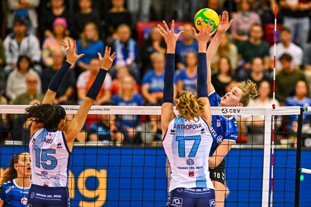 CL Allianz MTV Stuttgart Savino Del Bene Scandicci 13 11 2024 Champions League, Volleyball, Women, Season 2024 25, Allianz MTV Stuttgart in blue against Savino Del Bene Scandicci ITA, in white , Jolien Knollema in attack against 17 Ekaterina Antropova, 15 Ana Carolina Da Silva, Copyright: xBEAUTIFULxSPORTS TomxBlochx