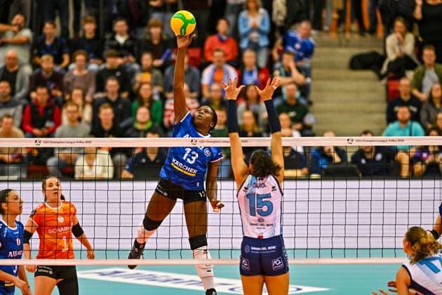 CL Allianz MTV Stuttgart Savino Del Bene Scandicci 13 11 2024 Champions League, Volleyball, Women, Season 2024 25, Allianz MTV Stuttgart in blue against Savino Del Bene Scandicci ITA, in white , Krystal Rivers in attack against Ana Carolina Da Silva, Copyright: xBEAUTIFULxSPORTS TomxBlochx