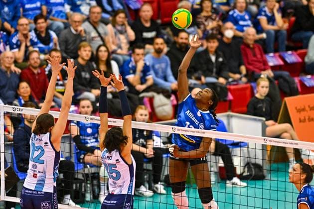 CL Allianz MTV Stuttgart Savino Del Bene Scandicci 13 11 2024 Champions League, Volleyball, Women, Season 2024 25, Allianz MTV Stuttgart in blue against Savino Del Bene Scandicci ITA, in white , Krystal Rivers in attack against 12 Kara Bajema, and 15 Ana Carolina Da Silva, Copyright: xBEAUTIFULxSPORTS TomxBlochx