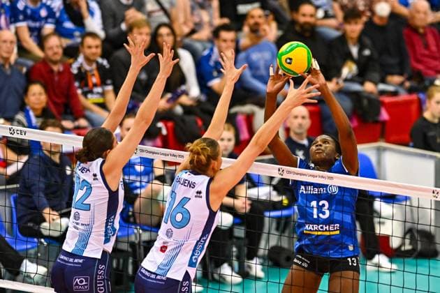 CL Allianz MTV Stuttgart Savino Del Bene Scandicci 13 11 2024 Champions League, Volleyball, Women, Season 2024 25, Allianz MTV Stuttgart in blue vs Savino Del Bene Scandicci ITA, in white , 13 Krystal Rivers vs 12 Kara Bajema and 16 Indy Baijens, Copyright: xBEAUTIFULxSPORTS TomxBlochx
