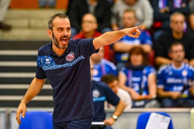 CL Allianz MTV Stuttgart Savino Del Bene Scandicci 13 11 2024 Champions League, Volleyball, Women, Season 2024 25, Allianz MTV Stuttgart in blue vs Savino Del Bene Scandicci ITA, in white , Scandicci Coach Marco Gaspari Copyright: xBEAUTIFULxSPORTS TomxBlochx