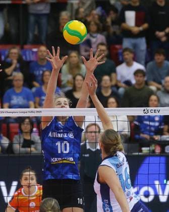 Stuttgart , Volleyball CEV Champions League , Allianz MTV Stuttgart vs Savino Del Bene Scandicci , from left Jolien Knollema Stgt 7 Indy Baijens Scandicci