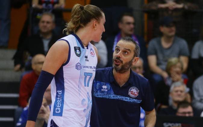 Stuttgart , Volleyball CEV Champions League , Allianz MTV Stuttgart vs Savino Del Bene Scandicci , from left Ekaterina Antropova Coach Marco Gaspari Scandicci