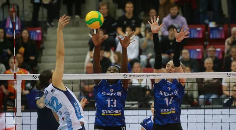 Stuttgart , Volleyball CEV Champions League , Allianz MTV Stuttgart vs Savino Del Bene Scandicci , from left Kara Bajema Scandicci Krystal Rivers