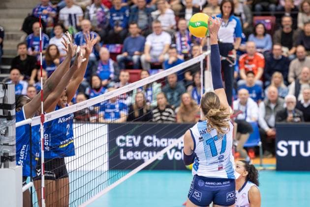 Ekaterina Antropova Scandicci, 17 against Stuttgart block left from Krystal Rivers Allianz MTV Stuttgart, 13 and Breland Morrissette Allianz MTV Stuttgart, 02 GER, Allianz MTV Stuttgart vs Savino Del Bene Scandicci, Volleyball, CEV Volleyball Champions League, VCL, main round, 2024 2025 season, 13 11 2024 GER, Allianz MTV Stuttgart vs Savino Del Bene Scandicci, Volleyball, CEV Volleyball Champions League, VCL, main round, 2024 2025 season, 13 11 2024 Stuttgart Copyright: xSandyxDinkelackerx EP_SDR