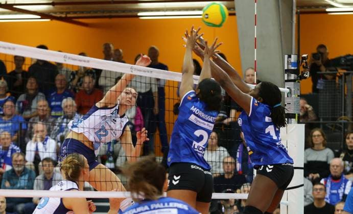 Stuttgart , Volleyball CEV Champions League , Allianz MTV Stuttgart vs Savino Del Bene Scandicci , from left Kara Bajema Scandicci Breland Morrissette Krystal Rivers Stgt
