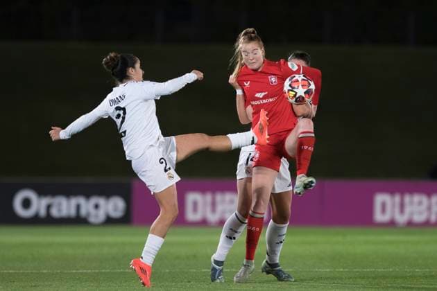 UEFA Women s Champions League - Real Madrid vs FC Twente MADRID, SPAIN -November 13: Oihane Hernandez of Real Madrid women and Nikee van Dijk of FC Twente fight for the ball during the UEFA Women s Champions League match between Real Madrid and FC Twente at Alfredo Di Stefano stadium in Madrid. (Photo by Guillermo Martinez) Madrid Alfredo Di Stefano Stadium Spain Copyright: xGuillermoxMartinezx
