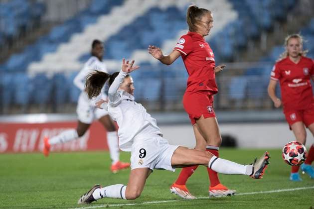 UEFA Women s Champions League - Real Madrid vs FC Twente MADRID, SPAIN -November 13:Signe Bruun of Real Madrid women attempts a shot during the UEFA Women s Champions League match between Real Madrid and FC Twente at Alfredo Di Stefano stadium in Madrid. (Photo by Guillermo Martinez) Madrid Alfredo Di Stefano Stadium Spain Copyright: xGuillermoxMartinezx