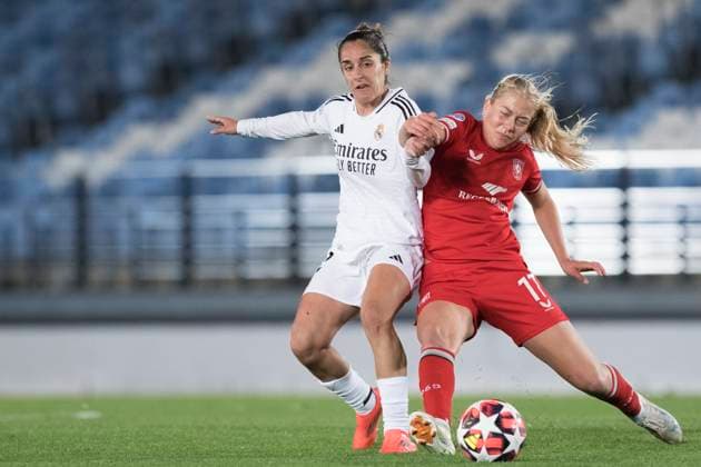 UEFA Women s Champions League - Real Madrid vs FC Twente MADRID, SPAIN -November 13: Oihane Hernandez of Real Madrid women and Amanda Andradottir of FC Twente during the UEFA Women s Champions League match between Real Madrid and FC Twente at Alfredo Di Stefano stadium in Madrid. (Photo by Guillermo Martinez) Madrid Alfredo Di Stefano Stadium Spain Copyright: xGuillermoxMartinezx