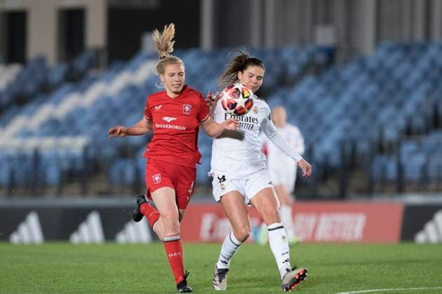 UEFA Women s Champions League - Real Madrid vs FC Twente MADRID, SPAIN -November 13: Signe Bruun of Real Madrid women and Lieske Carleer of FC Twente fight for the ball during the UEFA Women s Champions League match between Real Madrid and FC Twente at Alfredo Di Stefano stadium in Madrid. (Photo by Guillermo Martinez) Madrid Alfredo Di Stefano Stadium Spain Copyright: xGuillermoxMartinezx