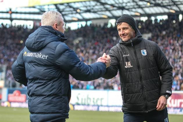 24 02 2018 3 League 2017 18 FC Hansa Rostock vs 1 FC Magdeburg left team manager Pavel Dotchev Rostock claps with team manager Jens Härtel Haertel Magdeburg from Andy Buenning Rostock Baltic stadium Mecklenburg Western Pomerania Germany
