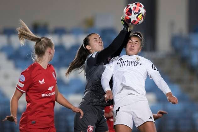 UEFA Women s Champions League - Real Madrid vs FC Twente MADRID, SPAIN -November 13: Carla Camacho of Real Madrid women and Olivia Clark of FC Twente fight for the ball during the UEFA Women s Champions League match between Real Madrid and FC Twente at Alfredo Di Stefano stadium in Madrid. (Photo by Guillermo Martinez) Madrid Alfredo Di Stefano Stadium Spain Copyright: xGuillermoxMartinezx
