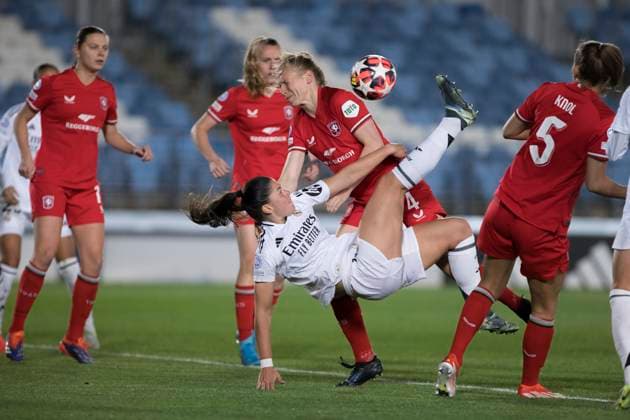 UEFA Women s Champions League - Real Madrid vs FC Twente MADRID, SPAIN -November 13: Maria Mendez of Real Madrid women attempts a shot during the UEFA Women s Champions League match between Real Madrid and FC Twente at Alfredo Di Stefano stadium in Madrid. (Photo by Guillermo Martinez) Madrid Alfredo Di Stefano Stadium Spain Copyright: xGuillermoxMartinezx