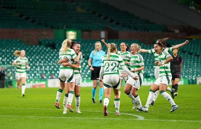 Murphy Agnew of Celtic celebrates with team mates after scoring to give Celtic a 1-0 lead. Celtic Women v Chelsea Women, UEFA Women s Champions League, Group B, Football, New Celtic Park, Glasgow, Scotland, UK - 13 Nov 2024 EDITORIAL USE ONLY No use with unauthorised audio, video, data, fixture lists, club league logos or live services. Online in-match use limited to 120 images, no video emulation. No use in betting, games or single club league player publications. Copyright: xStuartxWallace Shutterstockx 14902036q