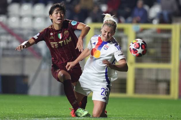 Rome, Italy 13.11.2024: Saki Kumagai of Roma, Lindsey Horan of Lyonnais during the UEFA Women s Champions League 2024-2025 football match between As Roma WomenÃ¢ÂÄÂ™s vs Olympique Lyonnais womenÃ¢ÂÄÂ™s at Tre Fontane stadium in Rome.  Copyright: xMarcoxIacobucci IPAxSportx xipa-x xx IPA_51529367 IPA_Agency_IPA51529367