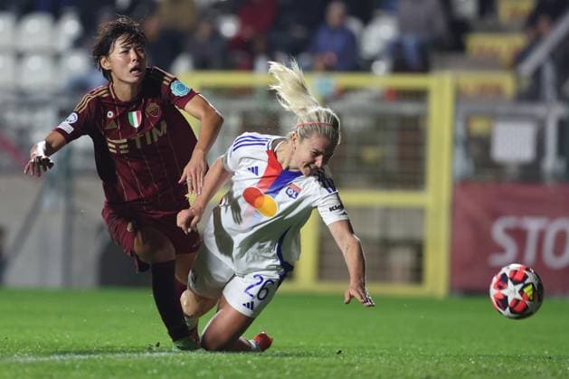 Rome, Italy 13.11.2024: Saki Kumagai of Roma, Lindsey Horan of Lyonnais during the UEFA Women s Champions League 2024-2025 football match between As Roma WomenÃ¢ÂÄÂ™s vs Olympique Lyonnais womenÃ¢ÂÄÂ™s at Tre Fontane stadium in Rome.  Copyright: xMarcoxIacobucci IPAxSportx xipa-x xx IPA_51529369 IPA_Agency_IPA51529369