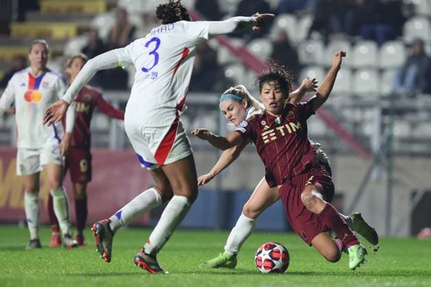 Rome, Italy 13.11.2024: Saki Kumagai of Roma, Ellie Carpenter of Lyonnais during the UEFA Women s Champions League 2024-2025 football match between As Roma WomenÃ¢ÂÄÂ™s vs Olympique Lyonnais womenÃ¢ÂÄÂ™s at Tre Fontane stadium in Rome.  Copyright: xMarcoxIacobucci IPAxSportx xipa-x xx IPA_51530274 IPA_Agency_IPA51530274