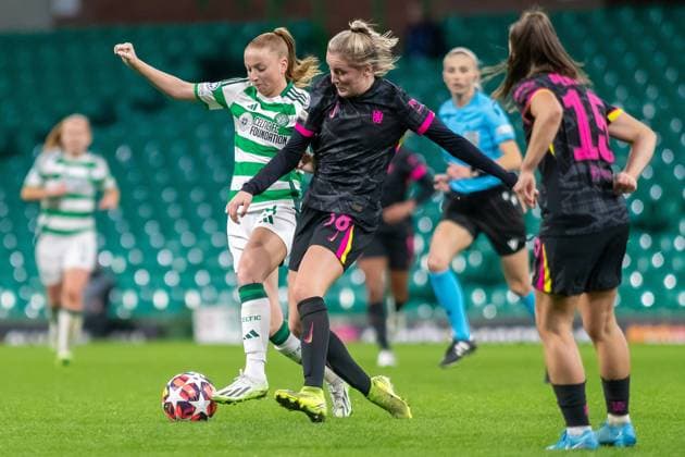 Sport Bilder des Tages Celtic Women v Chelsea Women UEFA Womens Champions League 13 11 2024. Wieke Kaptein of Chelsea & Jennifer Smith of Celtic compete for the ball during the UEFA Womens Champions League match between Celtic FC and Chelsea FC, Celtic Park, Glasgow, Scotland. 13 11 2024. Editorial use only , Copyright: xColinxPoultneyx PSI-20821-0058