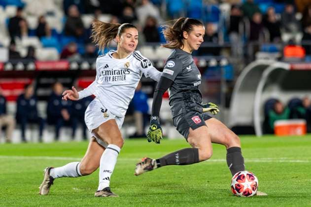 November 13, 2024, Valdebebas, Madrid, Spain: 9 SIGNE KALLESoËœE BRUUN, 16 OLIVIA CLARK.The WomenÃ‚Â s Champions League, football match played between REAL MADRID FEMENINO and FOOTBALL CLUB TWENTE at Stadium Alfredo Di Stefano on November 13, 2024, in Madrid, Spain. Valdebebas Spain - ZUMAc312 20241113_zsp_c312_027 Copyright: xOscarxManuelxSanchezx