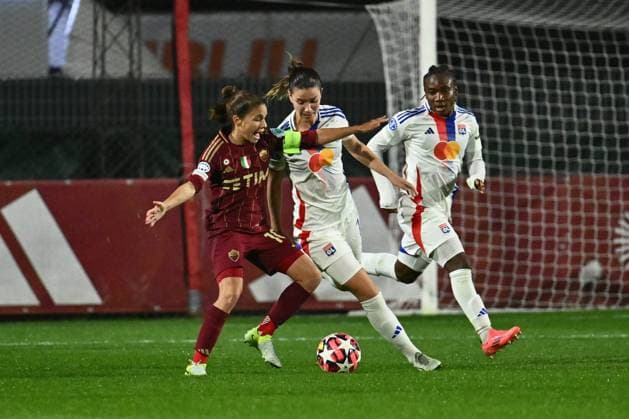 CALCIO - Champions League Women - Roma Women vs Lyon Manuela Giugliano of A.S. Roma Femminile in action during Group A - Day 3 - UEFA Women s Champions League 2023 24 between A.S. Roma and Olympique Lyonnais at the Tre Fontane Stadium on November 13, 2024 in Rome, Italy. Rome Italy  Copyright: xIPAxSport ABACAx
