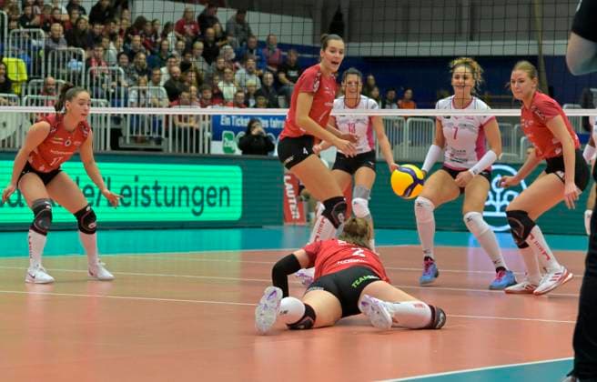 13 11 2024, Dresdens Larissa Winter receiving, Volleyball, CEV Cup, European Cup, Dresdner SC Vandoeuvre Nancy VB, c Dresden Germany