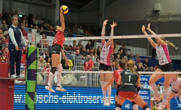 13 11 2024, Dresdens Stamatia Kyparissi smashes, Volleyball, CEV Cup, European Cup, Dresdner SC Vandoeuvre Nancy VB, c Dresden Germany