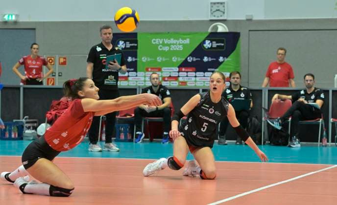 13 11 2024, Dresdens Stamatia Kyparissi, left, and Dresdens Patricia Nestler receiving, Volleyball, CEV Cup, European Cup, Dresdner SC Vandoeuvre Nancy VB, c Dresden Germany
